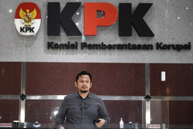 Ketua Bidang Ekonomi PBNU Aizzudin Abdurrahman alias Gus Aiz berjalan usai menjalani pemeriksaan di Gedung KPK Merah Putih, Jakarta, Selasa (13/1/2026). Foto: ANTARA FOTO/Muhammad Adimaja