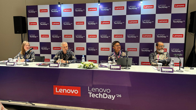 Fan Ho, Ed & GM, Solutions & Services Group Lenovo Asia Pasific; Tom Butler, Vice President, Commercial Portfolio & Product Management Lenovo Asia Pasific; Budi Janto, General Manager Lenovo Indonesia; dan Kumar Mitra, Executive Director & General Manager Infrastructure Solutions Group Lenovo Asia Pasific saat konferensi pers Lenovo Tech Day 2026 di Hotel Fairmont Jakarta, Selasa (13/1). Foto: Muhammad Fikrie/kumparan