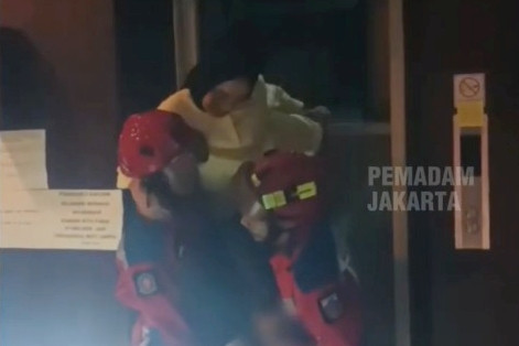 Evakuasi penghuni gedung yang terjebak di dalam lift di Karet Kuningan, Setiabudi, Jakarta, Selasa (13/1/2026). Foto: Instagram/@humasjakfire
