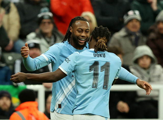 Selebrasi Antoine Semenyo dan Jeremy Doku saat laga Newcastle United vs Manchester City dalam leg pertama Piala Liga Inggris 2025/26 di Stadion St James' Park, Rabu (14/1) dini hari WIB. Foto: REUTERS/Scott Heppel