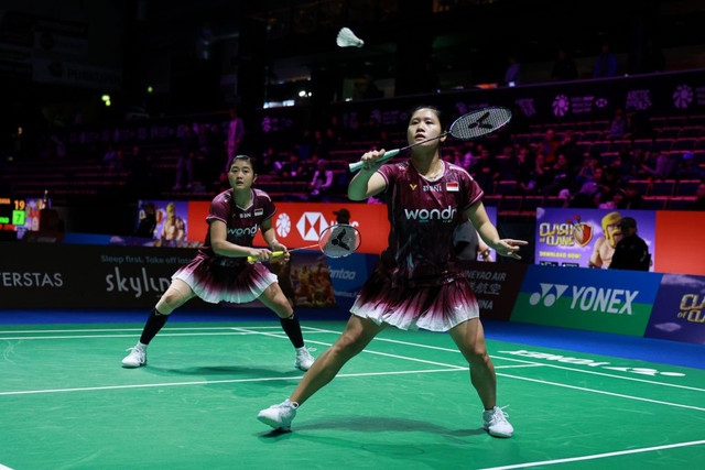 Lanny Tria/Amallia Pratiwi dalam pertandingan Arctic Open 2025. Foto: PBSI
