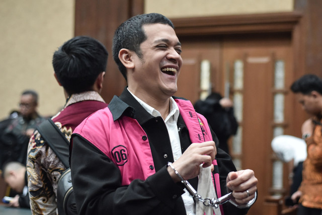 Terdakwa kasus dugaan korupsi tata kelola minyak mentah Muhamad Kerry Adrianto Riza berjalan keluar ruangan usai mengikuti sidang lanjutan di Pengadilan Tipikor, Jakarta Pusat, Selasa (13/1/2026). Foto: ANTARA FOTO/Fakhri Hermansyah