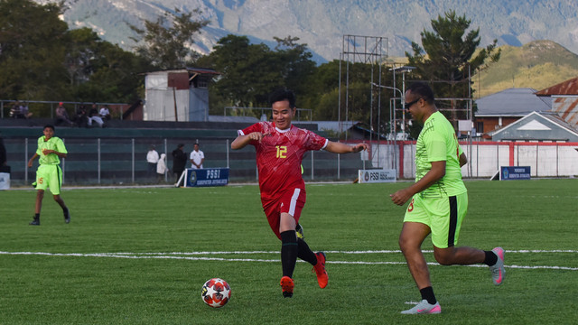 Wakil Presiden Gibran Rakabuming Raka (kiri) menendang bola saat bermain bola bersama anak-anak Sekolah Sepak Bola (SSB) di Stadion Lapangan Pendidikan Itlayikinia, Wamena, Papua Pegunungan, Selasa (13/1/2026). Foto: ANTARA FOTO/Indrianto Eko Suwarso