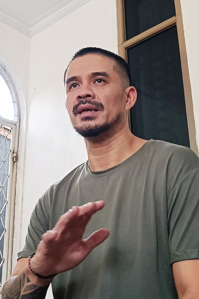 Roby Tremonti buka suara soal buku karya Aurelie 'Broken Strings' di kawasan Citeureup, Bogor, Jawa Barat, Selasa (13/1/2026). Foto: Giovanni/kumparan