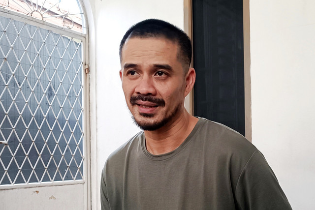 Roby Tremonti buka suara soal buku karya Aurelie 'Broken Strings' di kawasan Citeureup, Bogor, Jawa Barat, Selasa (13/1/2026). Foto: Giovanni/kumparan