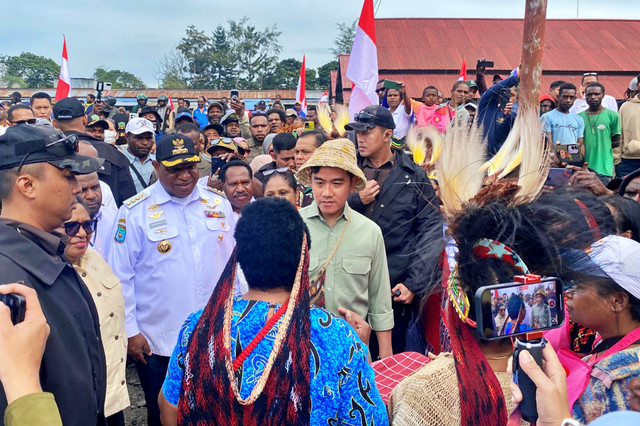 Wakil Presiden Republik Indonesia, Gibran Rakabuming Raka berbincang dengan warga di pasar tradisional Potekelek di Papua Pegunungan, Rabu (14/1/2026). Foto: Dok. Muhammad Zamachsyari