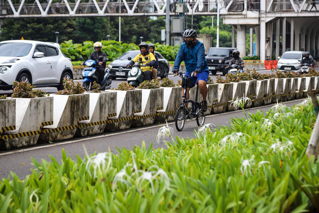 Pesepeda melintasi jalur sepeda di kawasan Sudirman-Thamrin, Jakarta, Rabu (14/1/2026). Foto: Iqbal Firdaus/kumparan