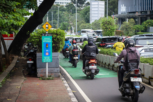 Sejumlah pengendara sepeda motor melintasi jalur sepeda di kawasan Sudirman-Thamrin, Jakarta, Rabu (14/1/2026). Foto: Iqbal Firdaus/kumparan