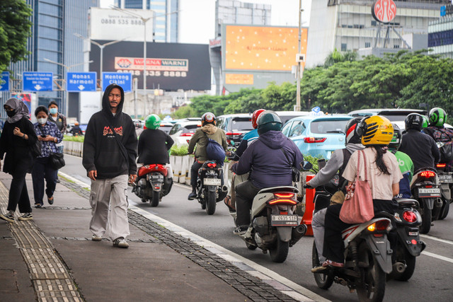 Sejumlah pengendara motor melintas jalur sepeda di kawasan Sudirman-Thamrin, Jakarta, Rabu (14/1/2026), Foto: Iqbal Firdaus/kumparan
