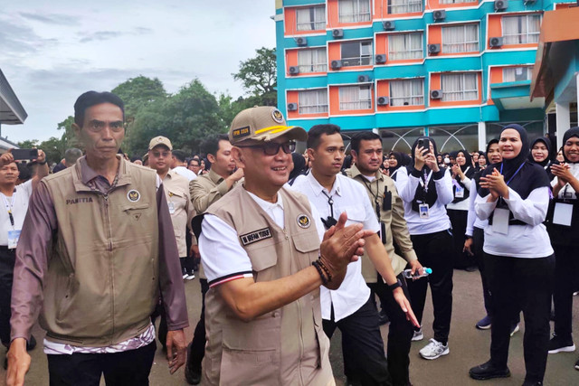 Menteri Haji dan Umrah, Mochamad Irfan Yusuf di Asrama Haji Pondok Gede. Foto: Muhammad Lutfan Darmawan/kumparan