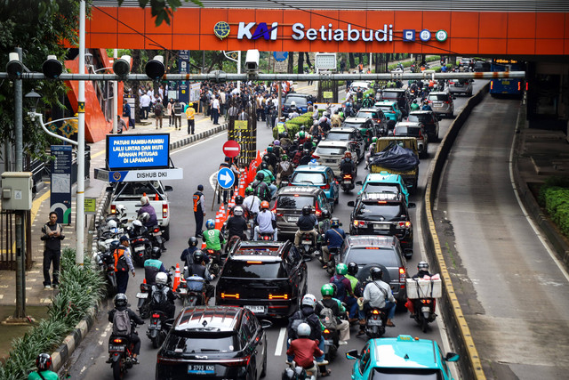 Kondisi lalu lintas macet akibat Pemerintah Provinsi DKI Jakarta mulai membongkar tiang monorel di Jalan HR Rasuna Said, Jakarta Selatan, pada Rabu (14/1/2026). Foto: Iqbal Firdaus/kumparan