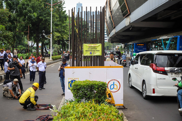 Pemerintah Provinsi DKI Jakarta mulai membongkar tiang monorel di Jalan HR Rasuna Said, Jakarta Selatan, pada Rabu (14/1/2026). Foto: Iqbal Firdaus/kumparan