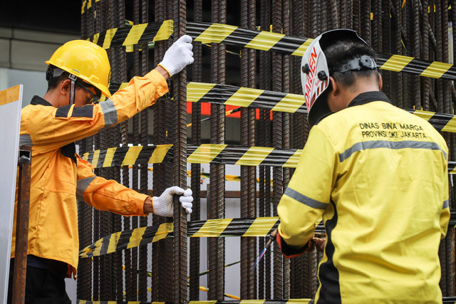 Petugas mulai membongkar tiang monorel yang selama bertahun-tahun terbengkalai di Jalan HR Rasuna Said, Jakarta Selatan pada Rabu (14/1/2026). Foto: Iqbal Firdaus/kumparan