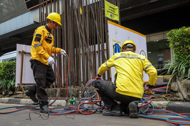 Petugas mulai membongkar tiang monorel yang selama bertahun-tahun terbengkalai di Jalan HR Rasuna Said, Jakarta Selatan pada Rabu (14/1/2026). Foto: Iqbal Firdaus/kumparan