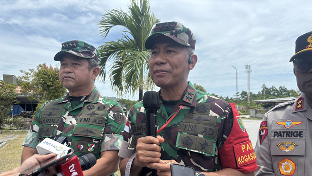 Komandan Satgas Pengamanan VVIP sekaligus Pangdam XVII/Cenderawasih Mayjen TNI Amrin Ibrahim menuturkan kunjungan Gibran ke daerah tersebut ditunda karena alasan keamanan di Biak Numfor, Papua, Rabu (14/1). Foto: Zamachsyari/kumparan