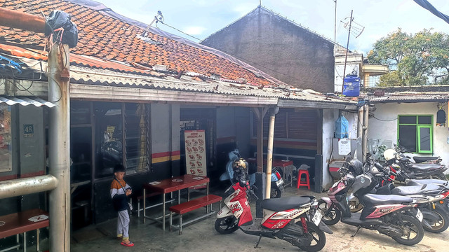 Kantin AA, warung makan legendaris berdiri sejak tahun 1999 di Tubagus Ismail. Foto: Abisatya/kumparan