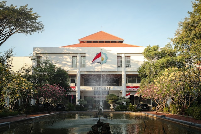 Universitas terbaik di Indonesia 2026. Foto: Unsplash/Fadhila Nurhakim.