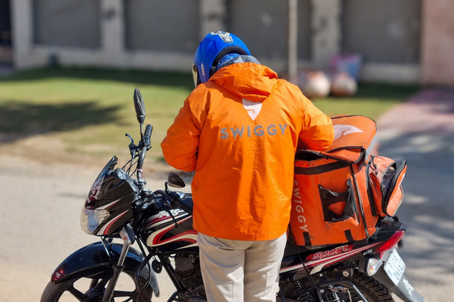 Ilustrasi driver Swiggy, penyedia jasa pesan antar online di India. Foto: Memories Over Mocha/Shutterstock