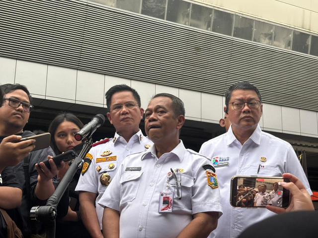 Kepala Dinas Bina Marga DKI Jakarta Heru Suwondo memberikan keterangan press di Jl. HR Rasuna Said, Jakarta Selatan, Rabu (14/1). Foto: Amira Nada Fauziyyah/kumparan