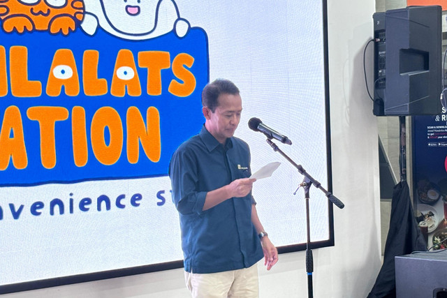 Direktur Utama MRT Jakarta Tuhiyat dalam pembukaan toko hasil kerja sama MRT Jakarta dengan kreator lokal Tahilalats di kawasan Stasiun MRT Dukuh Atas BNI, Jakarta, Rabu (14/1/2026). Foto: Ave Airiza Gunanto/kumparan