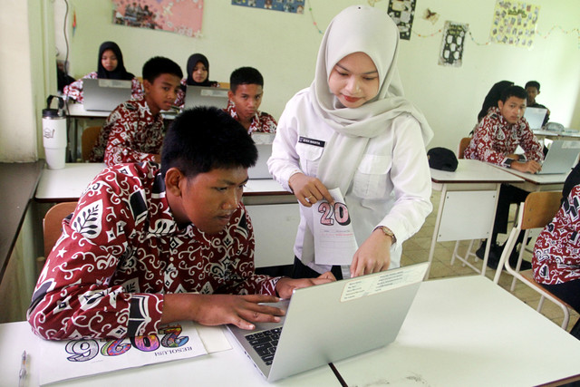 Guru menjelaskan materi pelajaran seni budaya pada seorang siswa di Sekolah Rakyat (SR) jenjang SMA di Malang, Jawa Timur, Rabu (14/1/2026). Foto: Ari Bowo Sucipto/ANTARA FOTO