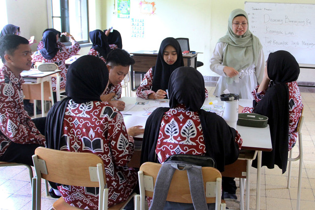 Guru memberikan pelajaran kimia dengan alat peraga kartu di Sekolah Rakyat (SR) jenjang SMA di Malang, Jawa Timur, Rabu (14/1/2026). Foto: Ari Bowo Sucipto/ANTARA FOTO