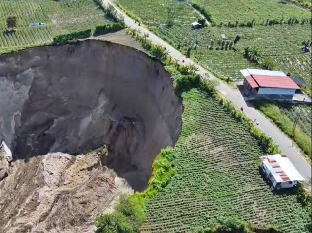 Potret tanah amblas di Kecamatan Ketol, Kabupaten Aceh Tengah yang kian mendekati badan jalan lintas Blang Mancung-Simpang Balik yang menghubungkan Aceh Tengah dengan Bener Meriah. Foto: Dok. Istimewa