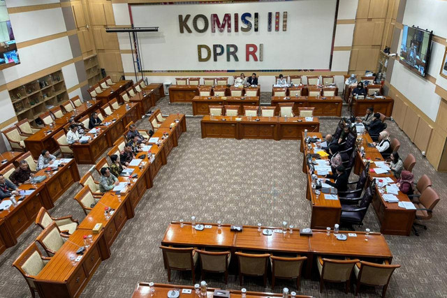 RDPU Komisi III DPR RI bersama Forum Solidaritas Hakim Ad Hoc Indonesia dalam rangka menerima aspirasi tentang perubahan Perpres No. 5 Tahun 2013 tentang hak keuangan dan fasilitas Hakim Ad Hoc di DPR, Jakarta pada Rabu (14/1/2026). Foto: Abid Raihan/kumparan