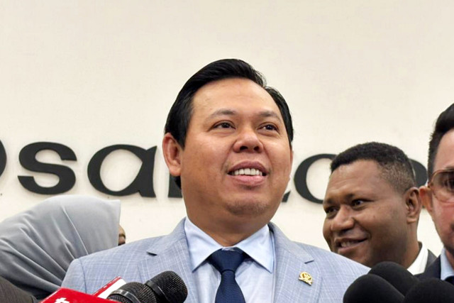 Ketua DPD RI, Sultan B. Najamudin berbicara kepada media di Kompleks Parlemen, Senayan, Jakarta Pusat pada Rabu (14/1/2026). Foto: Abid Raihan/kumparan