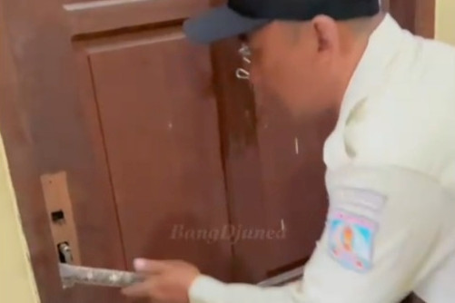 Petugas Damkar membuka paksa pintu dengan linggis untuk mengevakuasi bayi berusia 5 bulan yang terkunci di dalam kamar. Foto: Juned/Damkar Balikpapan