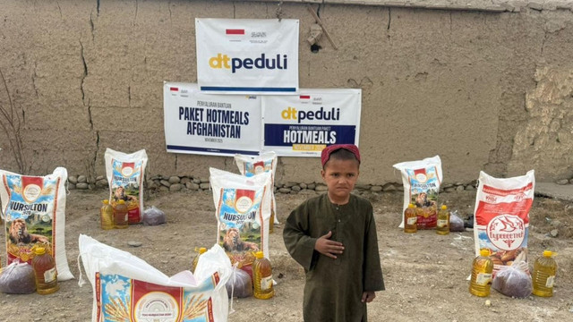 DT Peduli Salurkan Paket Pangan Pokok untuk Penyintas Gempa di wilayah terdampak di Afghanistan (Sumber : DT Peduli)