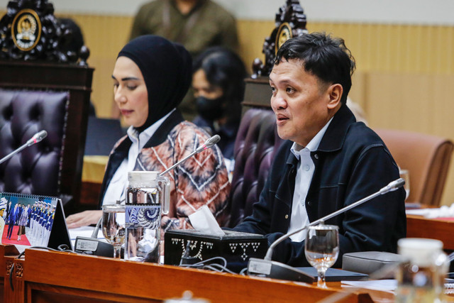 Ketua Komisi III DPR Habiburokhman (kanan) bersama Wakil Ketua Komisi III DPR Sari Yuliati (kiri) memimpin Rapat Dengar Pendapat Umum (RDPU) dengan Forum Solidaritas Hakim Ad Hoc Indonesia di Kompleks Parlemen, Senayan, Jakarta, Rabu (14/1/2026). Foto: Asprilla Dwi Adha/ANTARA FOTO