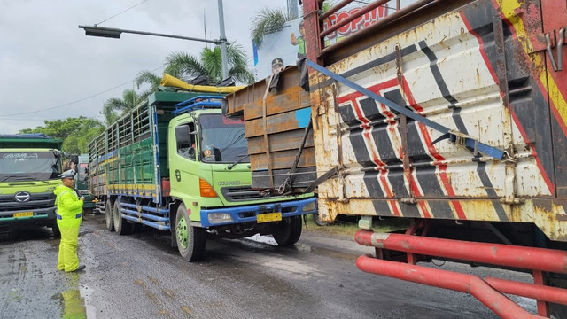Kondisi arus lalu lintas imbas banjir di Jalan Pantura, Desa Widorokandang, Kabupaten Pati, Rabu (14/1/2026). Foto: kumparan