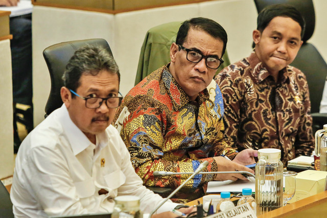 Menteri Pertanian Amran Sulaiman bersama Menteri Perikanan dan Kelautan Sakti Wahyu Trenggono, dan Menteri Kehutanan Raja Juli Antoni mengikuti rapat kerja dengan Komisi IV DPR di Kompleks Parlemen, Senayan, Jakarta, Rabu (14/1/2026). Foto: Asprilla Dwi Adha/ANTARA FOTO