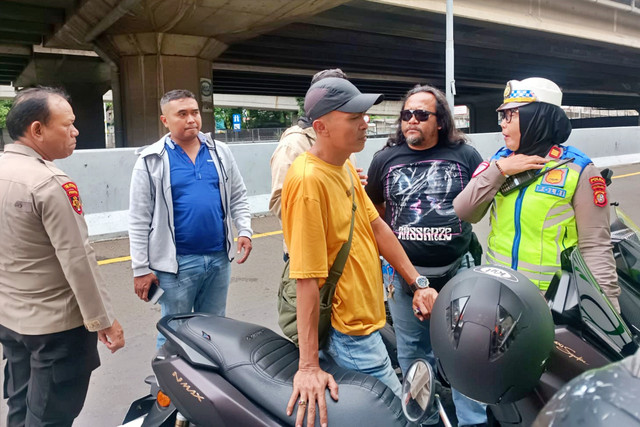 Pihak kepolisan Cengkareng, Pol PP Cengkareng dan Dishub Jakarta Barat turun ke lokasi pascapelaporan adanya Pak Ogah di berada di exit tol Rawa Buaya, Cengkareng, Jakarta Barat, Rabu (14/1/2026). Foto: Ryan Iqbal/kumparan