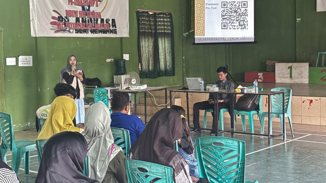 Tim pendamping bersama pelaku UMKM pangan dalam kegiatan literasi sertifikasi halal dan legalitas usaha di Kabupaten Ogan Ilir, Sumatera Selatan.