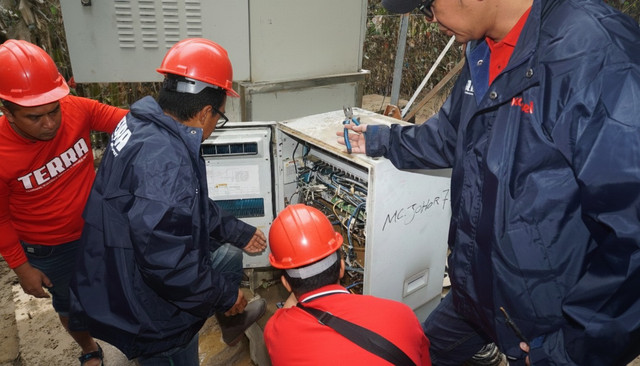 Proses pemulihan jaringan Telkomsel di Aceh, Sumut, dan Sumbar pascabencana. Foto: Telkomsel