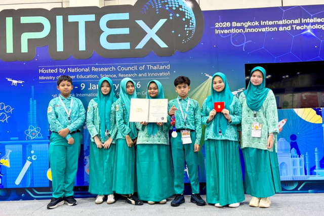 Siswa-siswi peraih medali perak dan perunggu di ajang internasional IPITEX, Thailand, 5-9 Januari 2026. Foto: Dok. Kepada Sekolah SMP YPSA