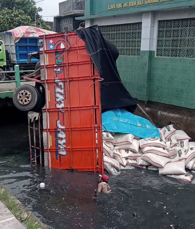 Sebuah truk yang mengangkut beras terjun ke sebuah sungai di Jalan Pantura Semarang - Demak, tepatnya di Kecamatan Genuk Kota Semarang. Dok istimewa