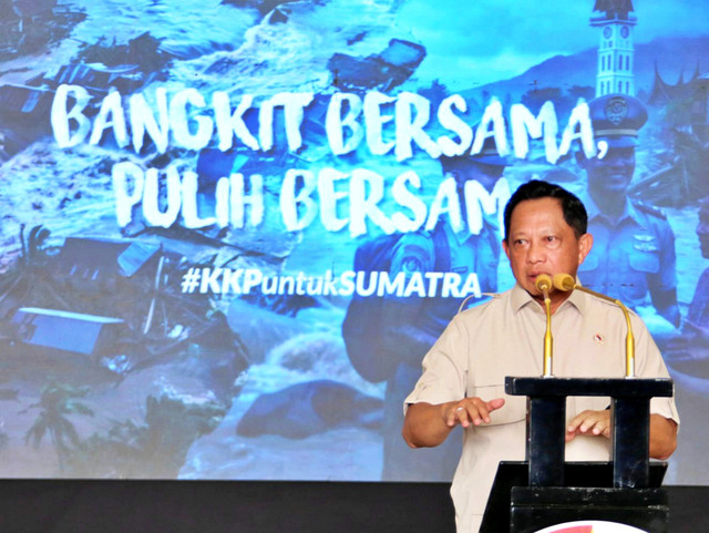 Mendagri, Tito Karnavian saat menghadiri acara Pelepasan Taruna Politeknik Kelautan dan Perikanan ke Lokasi Bencana di Lanud Halim Perdanakusuma, Jakarta, Rabu (14/1/2026). Foto: Dok. Kemendagri