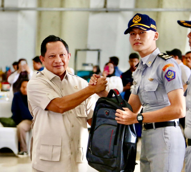 Mendagri, Tito Karnavian saat menghadiri acara Pelepasan Taruna Politeknik Kelautan dan Perikanan ke Lokasi Bencana di Lanud Halim Perdanakusuma, Jakarta, Rabu (14/1/2026). Foto: Dok. Kemendagri