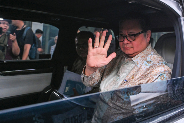 Menko Perekonomian Airlangga Hartarto melambaikan tangannya di dalam mobil usai membahas kajian pencegahan korupsi di Gedung Merah Putih KPK, Jakarta, Rabu (14/1/2026). Foto: Hafidz Mubarak A/ANTARA FOTO