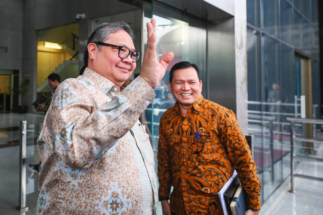 Menko Perekonomian Airlangga Hartarto (kiri) melambaikan tangan saat tiba untuk membahas kajian pencegahan korupsi di Gedung Merah Putih KPK, Jakarta, Rabu (14/1/2026). Foto: Hafidz Mubarak A/ANTARA FOTO