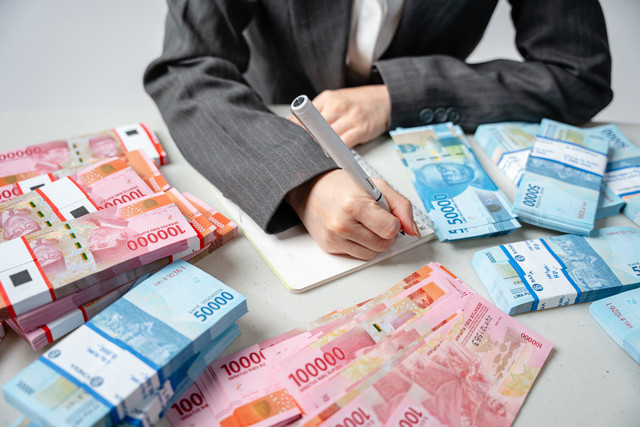 Ilustrasi uang. Foto: Michaelnero/Shutterstock