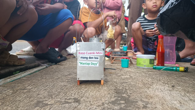 Mang Den untuk penjual cuanki mini di Padalarang, Bandung Barat pada (14/1/2026). Foto: Abisatya Ramdhani/kumparan