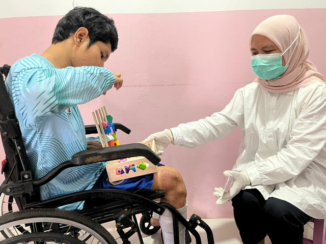 Kemensos melalui Sentra Terpadu Pangudi Luhur (STPL) Bekasi menghadirkan layanan terapi wicara bagi anak berkebutuhan khusus. Foto: Kemensos RI