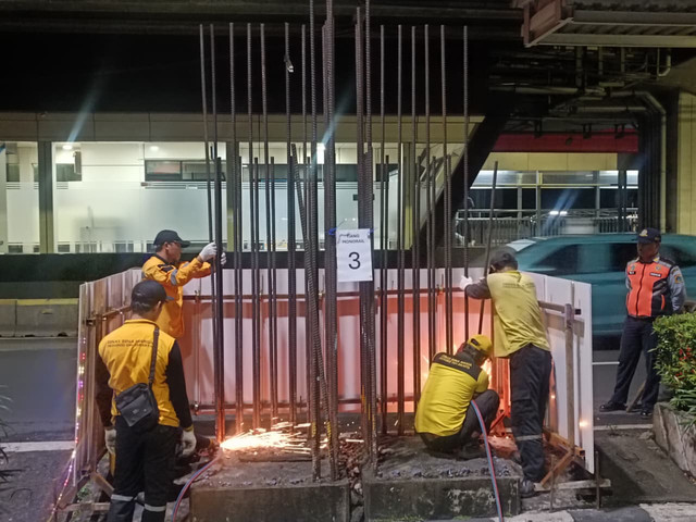 Pembongkaran tiang monorel di Jalan Rasuna Said, Jakarta Selatan pada Rabu malam (14/1/2026). Foto: Ryan Iqbal/kumparan