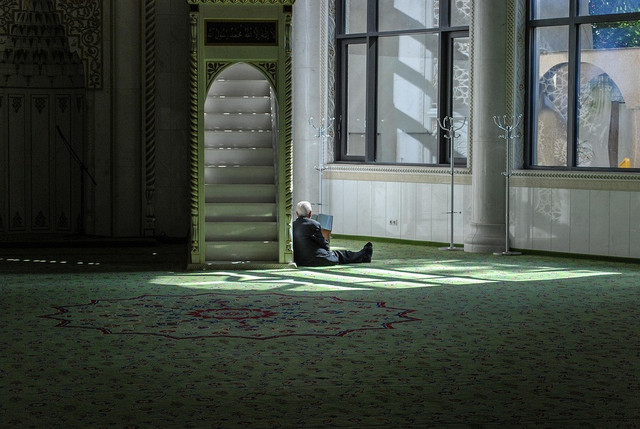 Seorang muslim berdzikir di dalam Masjid. Foto: Pixabay