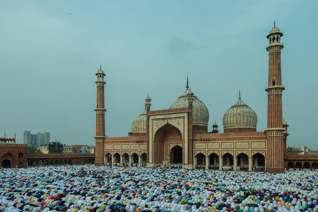 Umat islam menjalankan sholat berjamaah di Masjid. Foto: Pixabay