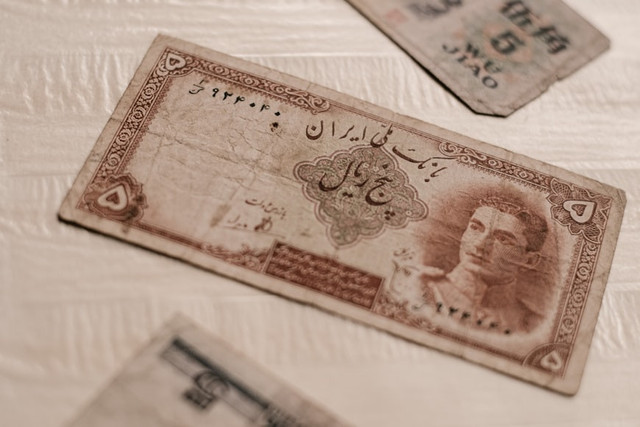 Ilustrasi Nilai Mata Uang Iran Kenapa Jatuh. Foto: Unsplash/Ashkan Forouzani